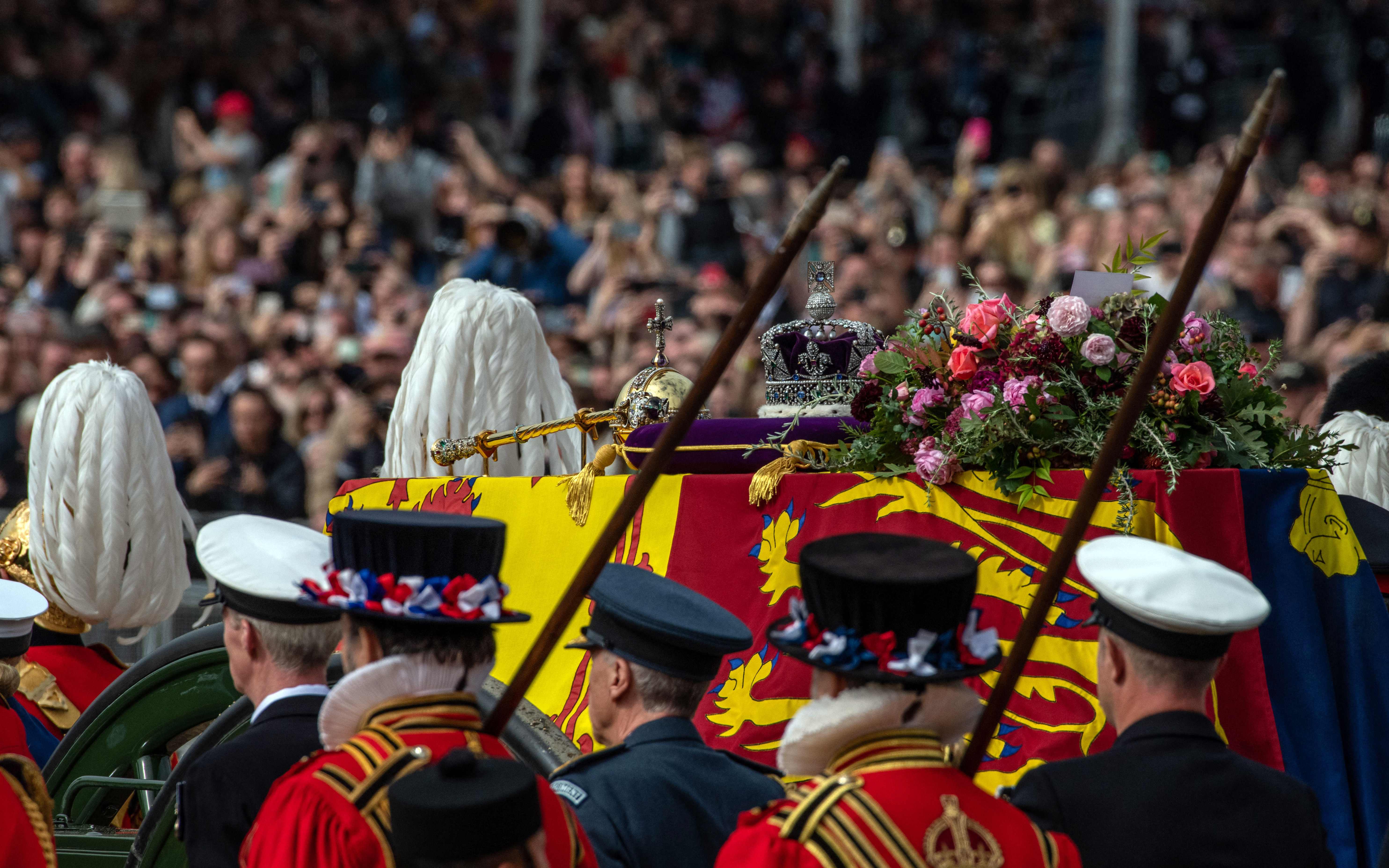 The coffin of Queen Elizabeth II, draped in the Royal Standard with the Imperial State Crown and the Sovereign's sceptre, passes through Horse Guards Parade during the State Funeral of Queen Elizabeth II at Westminster Abbey on September 19, 2022 in London, England. (Photo by Chris J Ratcliffe / POOL / AFP)