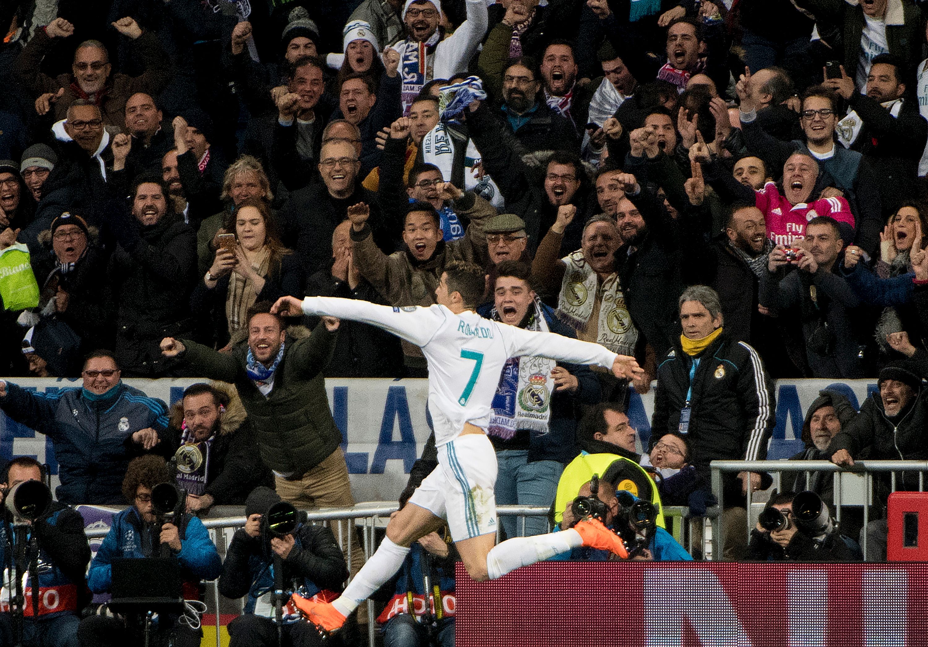 Cristiano Ronaldo celebra el 2-1 del Real Madrid ante el PSG. Foto: AFP