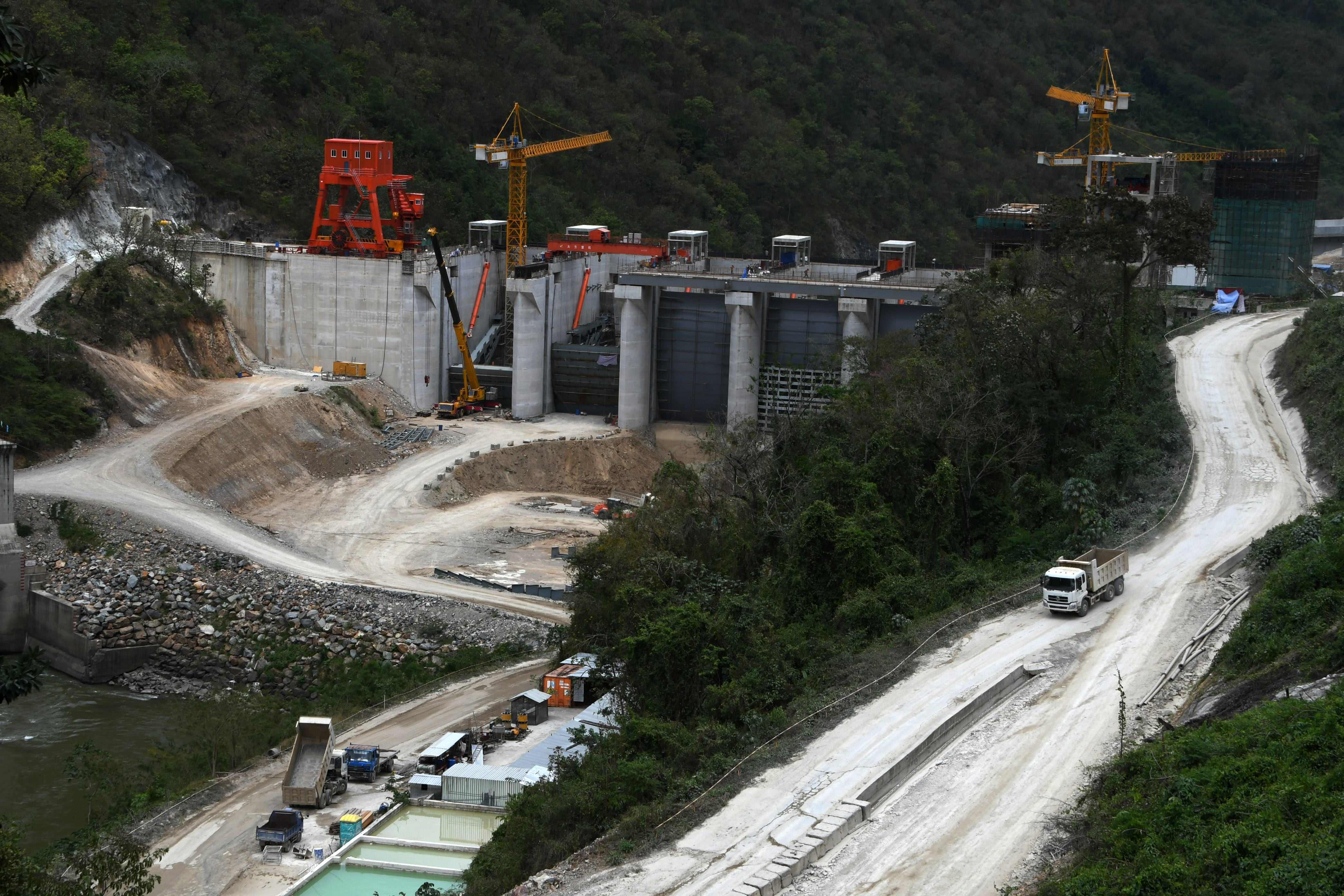 Vista del sitio de construcción de la planta hidroeléctrica Patuca III, cerca de la comunidad de Piedras Amarillas, en el municipio de Patuca, departamento de Olancho, 180 kilómetros al este de Tegucigalpa.
