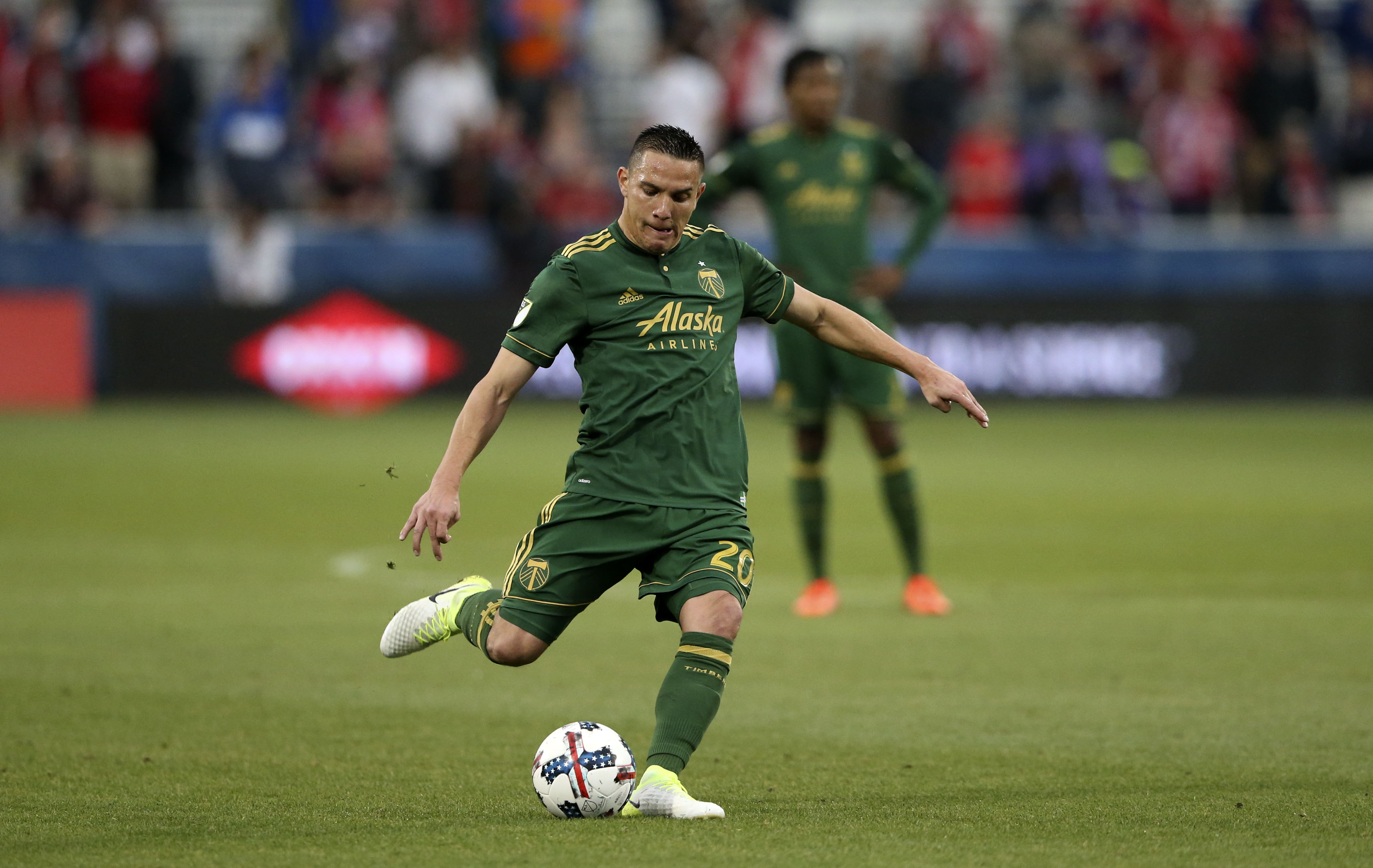 David Guzmán cobra un tiro libre a favor del Portland Timbers. Foto: Portland Timbers/ Kevin Jairaj-USA TODAY Sports