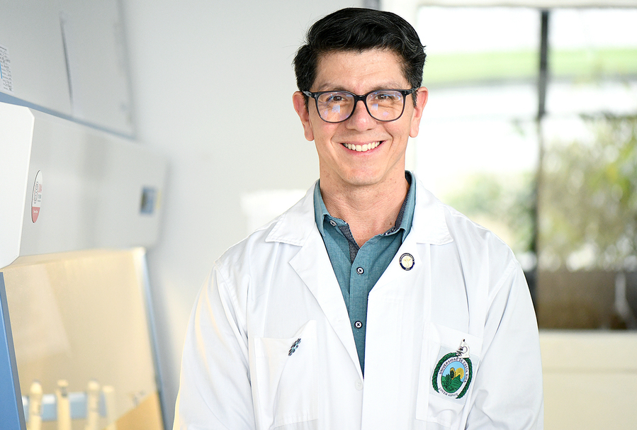 Javier Mora Rodríguez estudia una molécula contra cáncer de mama.
Fotografía: Laura Rodríguez Rodríguez / UCR