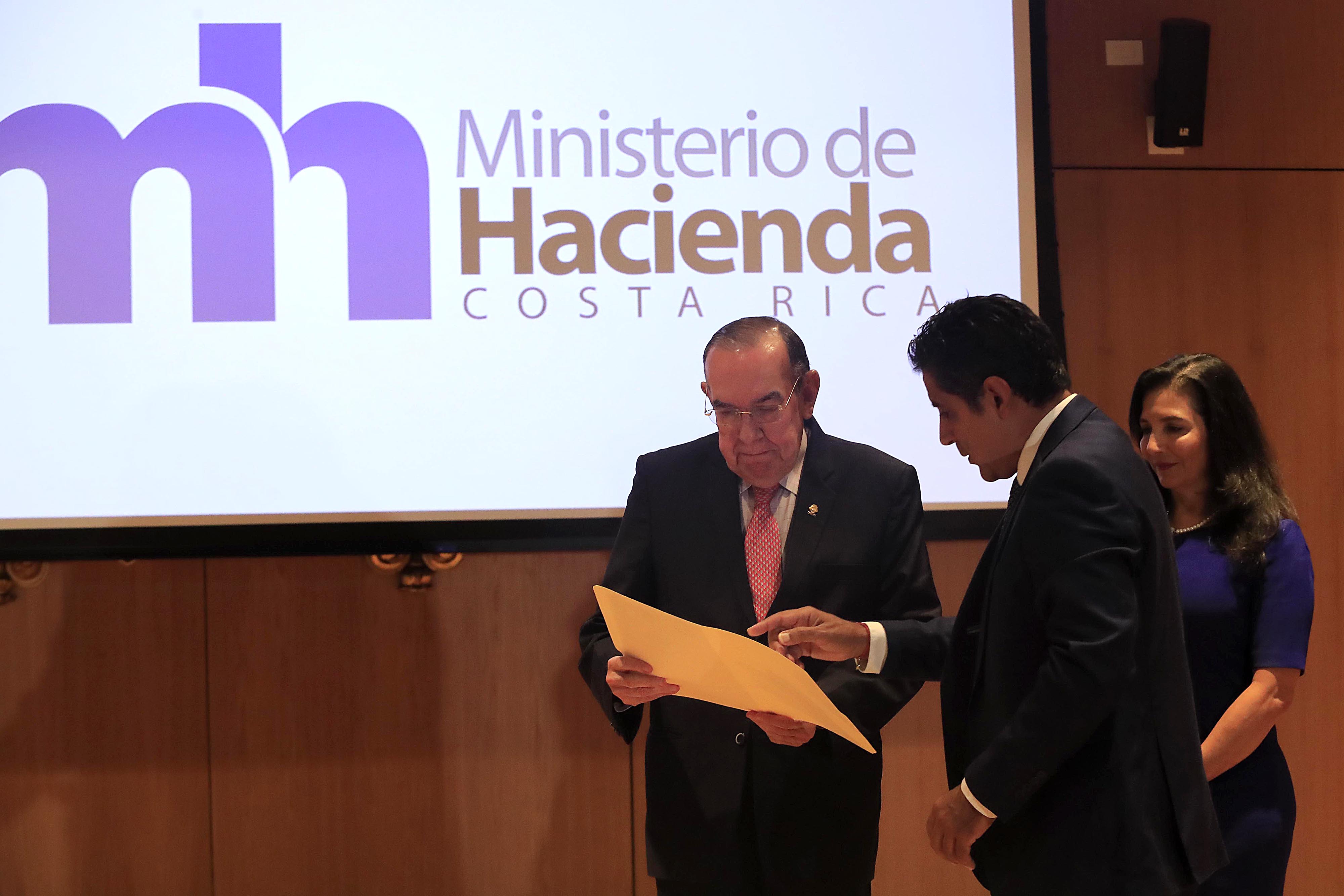 01/09/2023 Asamblea Legislativa. El ministro de Hacienda, Nogui Acosta, presentó el Proyecto de Ley Presupuesto Nacional 2024 al presidente de la Asamblea Legislativa, Rodrigo Arias, y a la presidenta de la Comisión de Hacendarios, Paulina Ramírez.