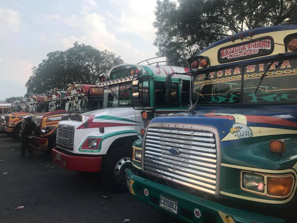 Chicken bus en la terminal en Antigua, Guatemala. Fotografía: Jairo Villegas S.