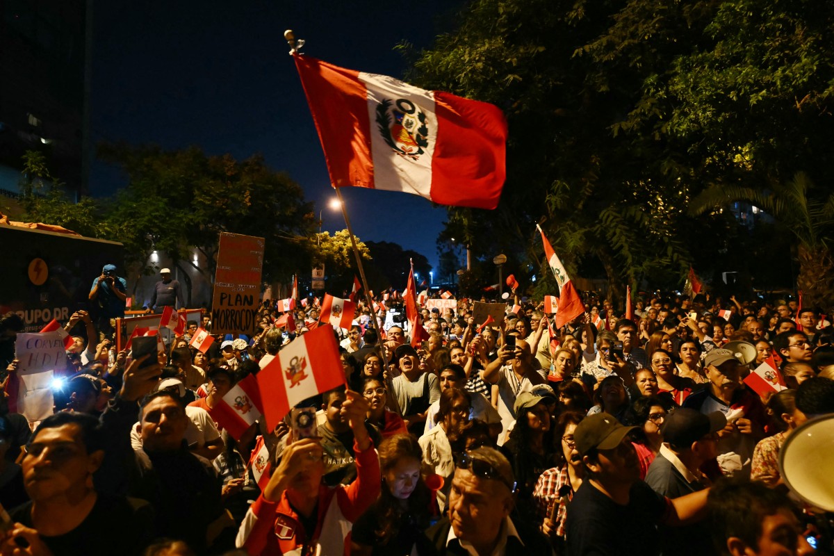Manifestantes participan en una protesta por presunto fraude tras los resultados de las elecciones presidenciales de Perú frente a la sede del Jurado Nacional de Elecciones (JNE) en Lima el 14 de abril de 2026.