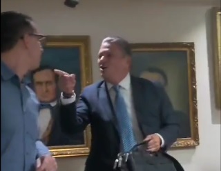 Johnny Araya (a la derecha) y el regidor Diego Miranda en sesión del Concejo Municipal de San José.