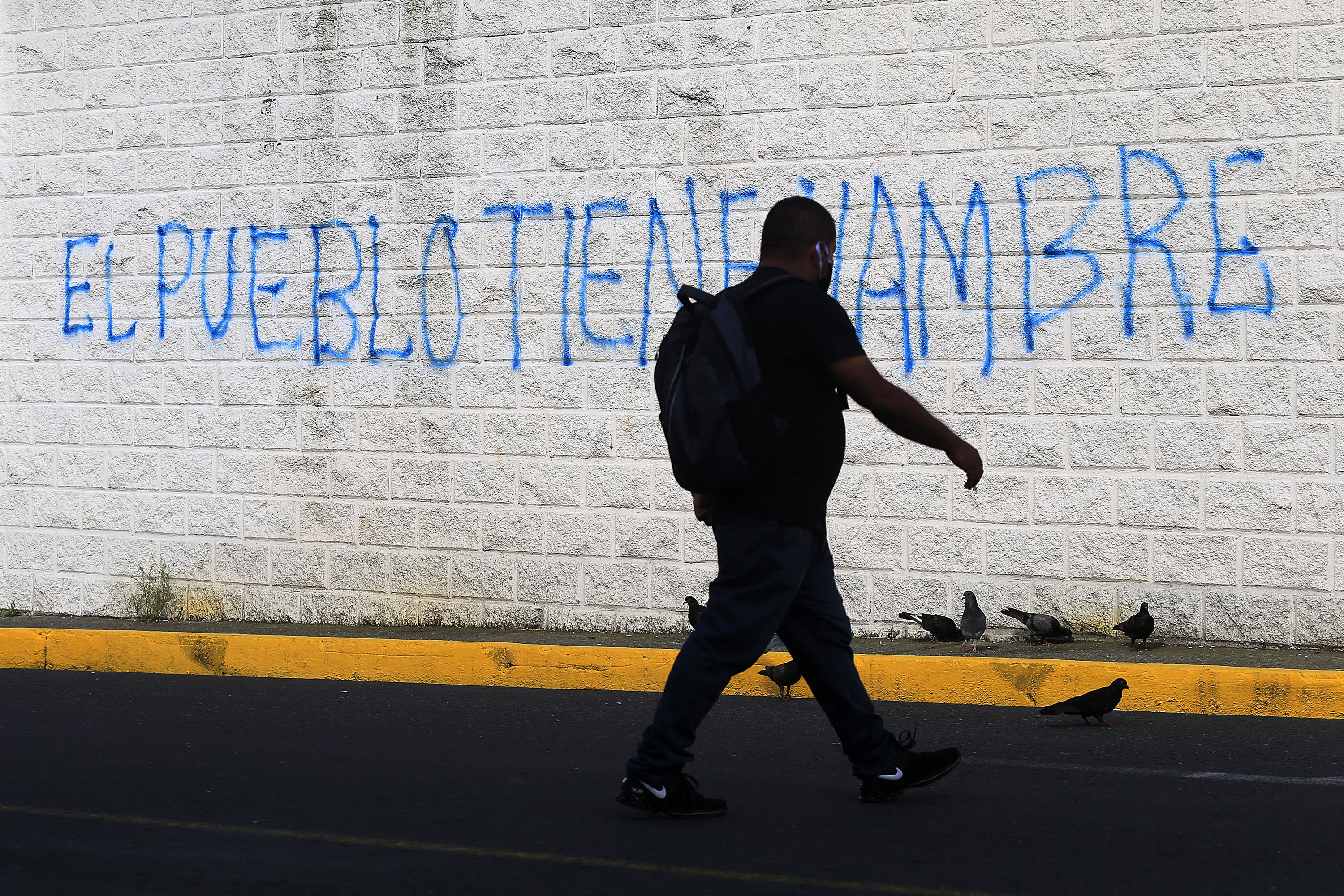 12/10/2020 San José. Fotos ilustrativas, desde avenida 6, frente a la terminal de buses de Turrialba, para temas económicos y sociales: pueblo, hambre, pobreza, crisis fiscal, endeudamiento, economía en desaceleración, carencia de recursos; pobreza, crisis económica, déficit fiscal, deuda del país, producto interno bruto, PIB, programa marcroeconómico, efectos de la pandemia, restricciones sanitarias, inflación, población, etc. Foto: Rafael Pacheco