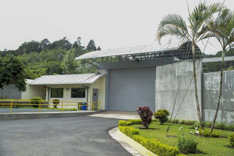 El Centro de Datos de Internet está ubicado en Guatuso de El Guarco, Cartago, y tiene una dimensión de 2.200 m² para el área de cómputo y de soporte de servicios. Ese lugar soporta 72 horas sin suministro de combustible y está equipado con 200 cámaras de monitoreo. | JORGE NAVARRO