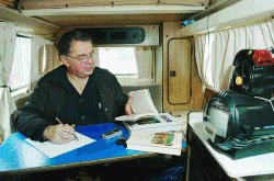 Al poeta costarricense Laureano Albán le gusta escribir en su querida y vieja “casa rodante”. | JORGE CASTILLO