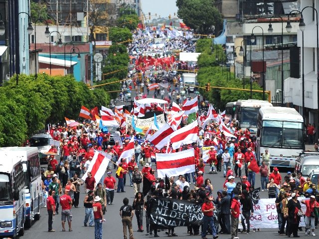 01 de mayo del 2012. Marcha de los sindicatos de trabajadores a la asamblea legislativa. En la foto: la marcha paso por la avenida segunda hasta llegar a la asamblea.