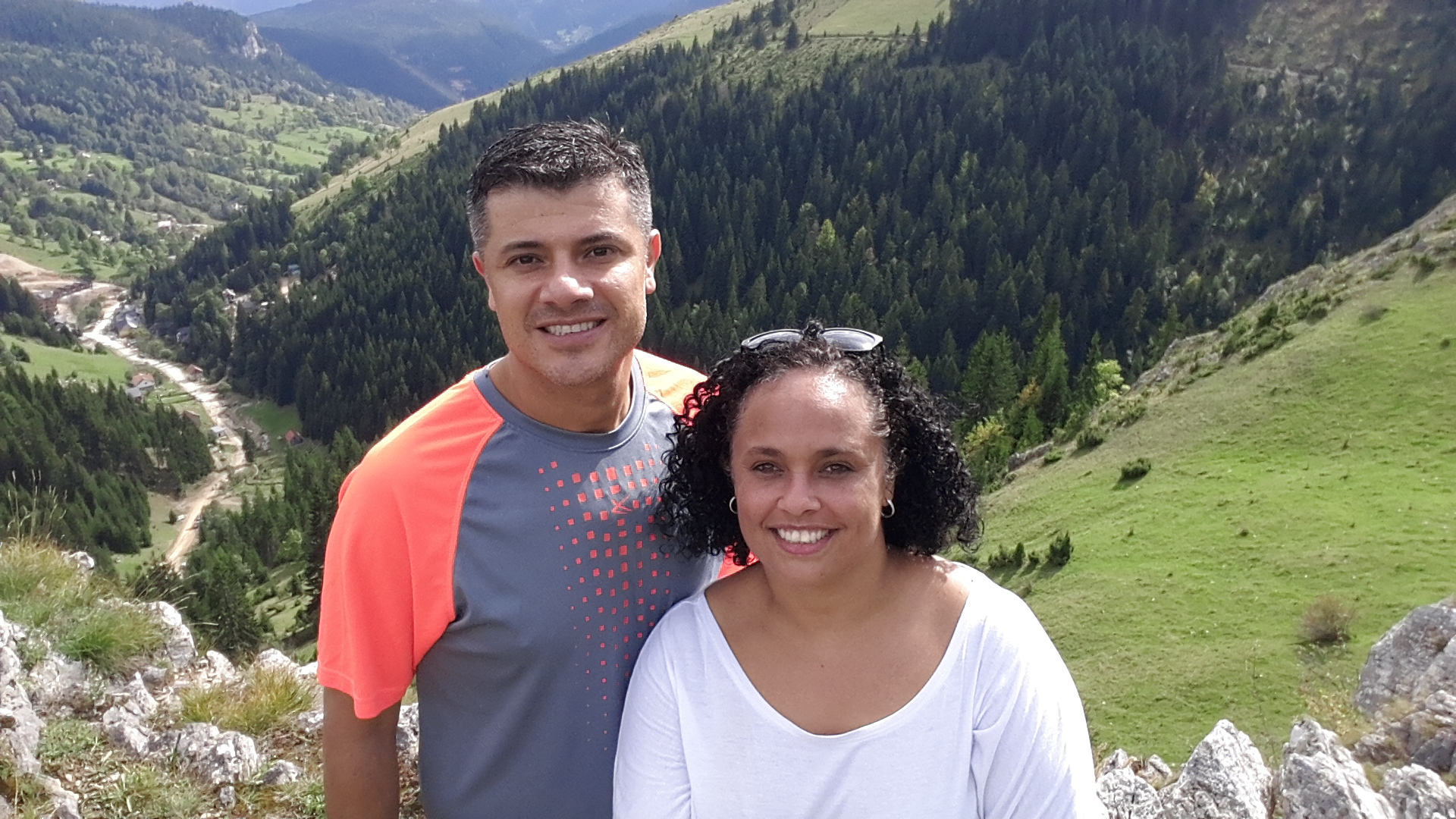 El tico Alexánder Chavarría Bianchini y su esposa, Mayra Álvarez, en Buge Peja, en Kósovo. Fotografía: Cortesía