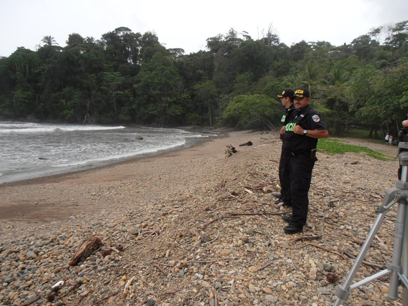 04/07/2015. Un joven identificado como Frayzer Fallas Méndez de 16 años y vecino de Tres Ríos de Cartago, desapareció esta mañana (11:25 am) en playa Dominical de Osa, cuando se bañaba en compañía de un amigo.. Foto Alfonso Quesada