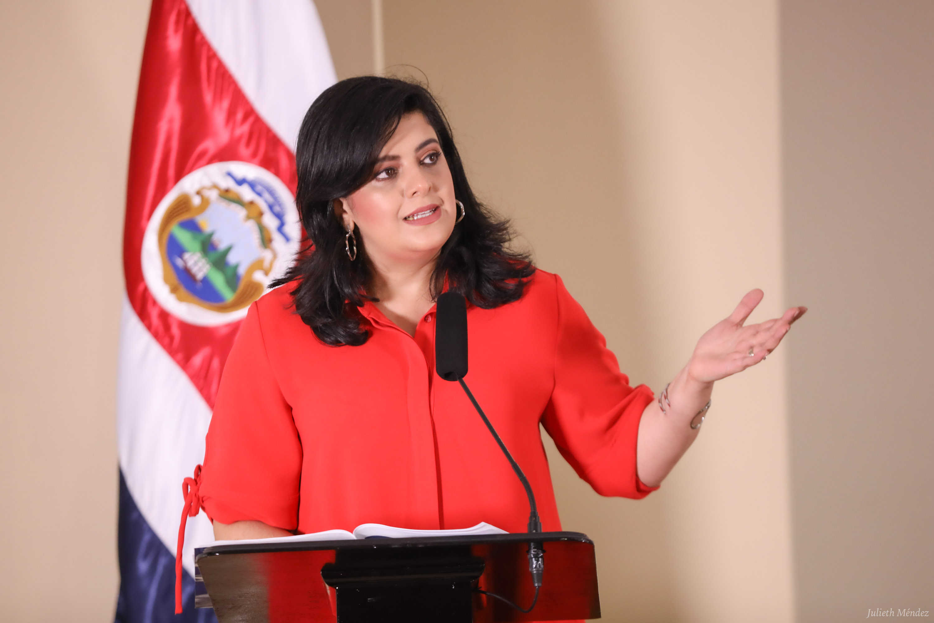 La ministra de Planificación, Pilar Garrido, y el de Presidencia, Marcelo Prieto, presentaron este lunes el nuevo texto del proyecto de Ley Marco de Empleo Público. Foto: Casa Presidencial para LN.