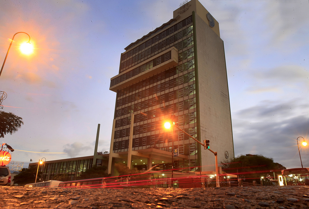 El edificio Laureano Echandi, construido en 1965, será sometido –a partir de junio del 2019– reforzamiento estructural, mecánico, eléctrico y arquitectónico valorado en ¢25.000 millones. Foto: Rafael Pacheco.