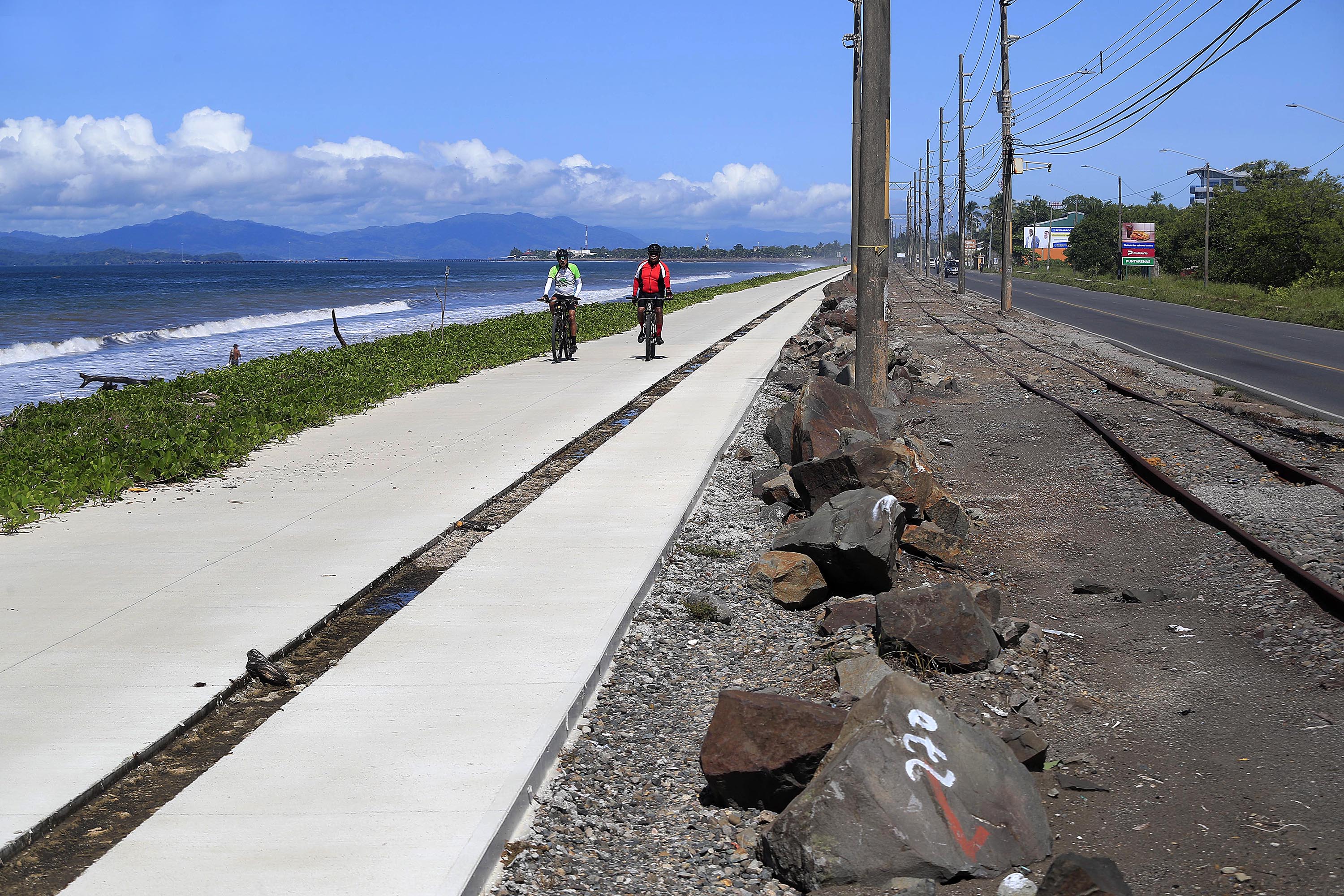 17/08/2022 Chacarita de Puntarenas. Trabajos en la ampliación del tramo de carretera Angostura. Se aprecian avances en ciclovía pero mucho retrazo en ampliación de la carretera.