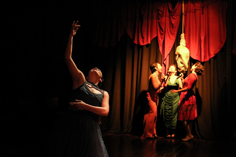 Baile y canto. En esta escena de Vacío intervienen Erika Mata, Grettel Mendez, Maria Luisa Garita y Liliana Biamonte. Jeffrey Zamora.