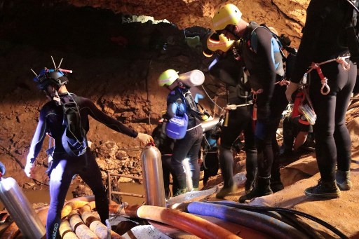 Los buzos de élite lograran sacar a cuatro de los niños atrapados en una cueva en Tailandia, este dommingo. El grupo de jovenes y su entrenador permanecen aislados desde el 23 de junio.
