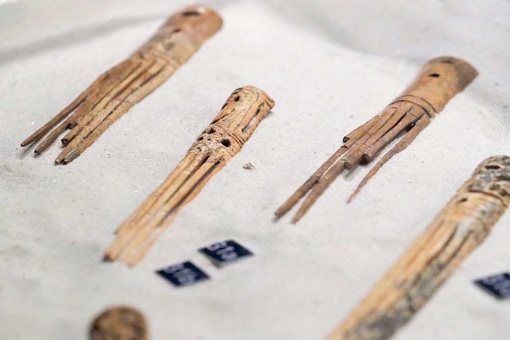 Los objetos fabricados a partir de los huesos o dientes del ancestro muestran un trabajo artesanal rigurosamente cuidado y estéticamente elaborado. Ese es el caso de las peinetas. | JOHN DURÁN