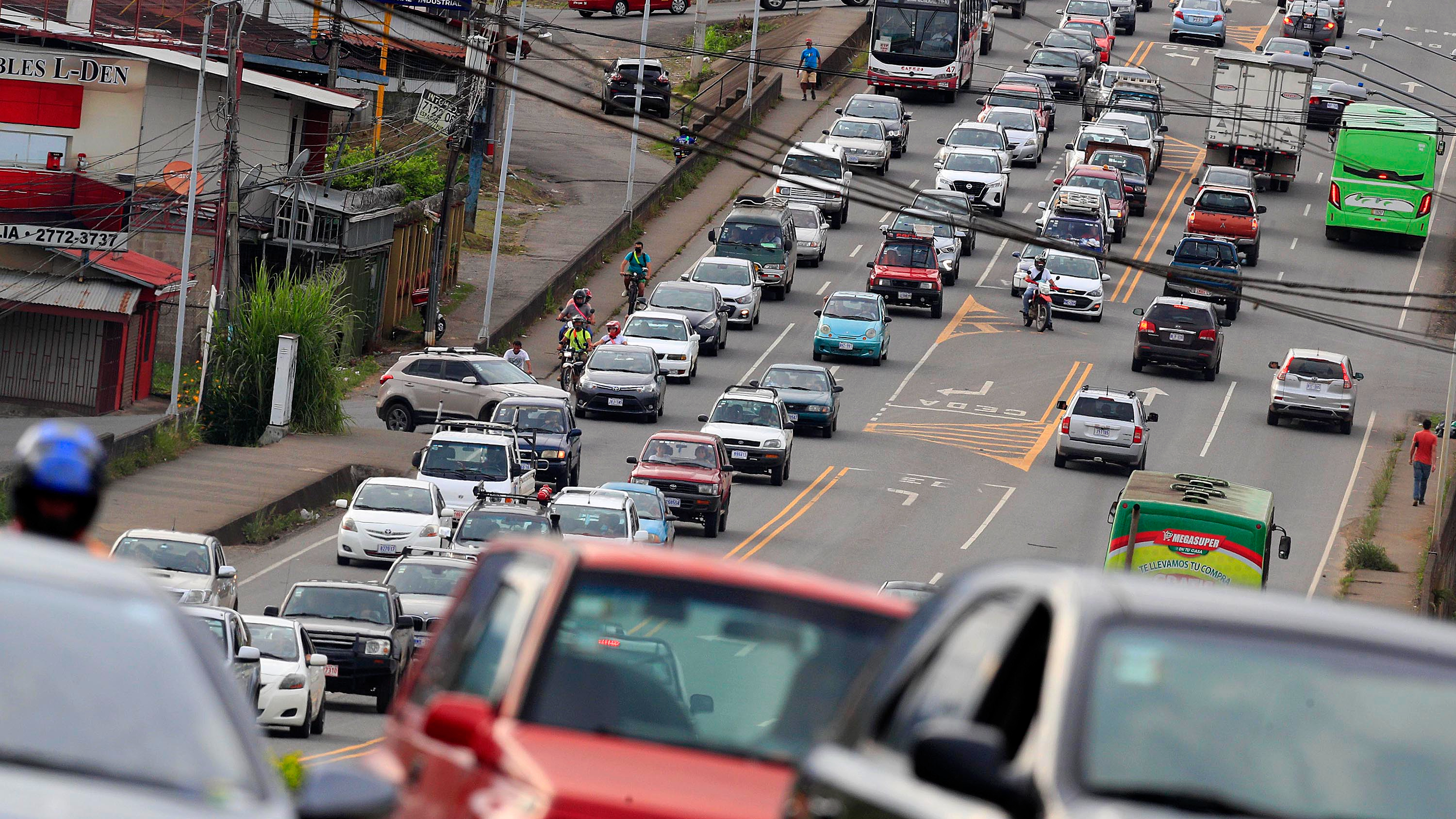 30/07/2021 Pérez Zeledón. Así se apreció el movimiento vehicular en la Ruta 2 o carretera Interamericana Sur, al paso por San Isidro de El General, el pasado viernes por la tarde. La escenas podrían ilustrar termas relacionados con restricción vehicular sanitaria, marchamo, circulación de automotores, restricción vehicular nocturna, conductores, choferes, pandemia, covid-19, contagio, etc. Foto: Rafael Pacheco Granados