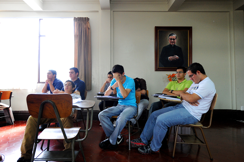 Bajo “la mirada” de San José María Ecribá, los seminaristas participan en una dinámica de relajación. | MELISSA FERNÁNDEZ.