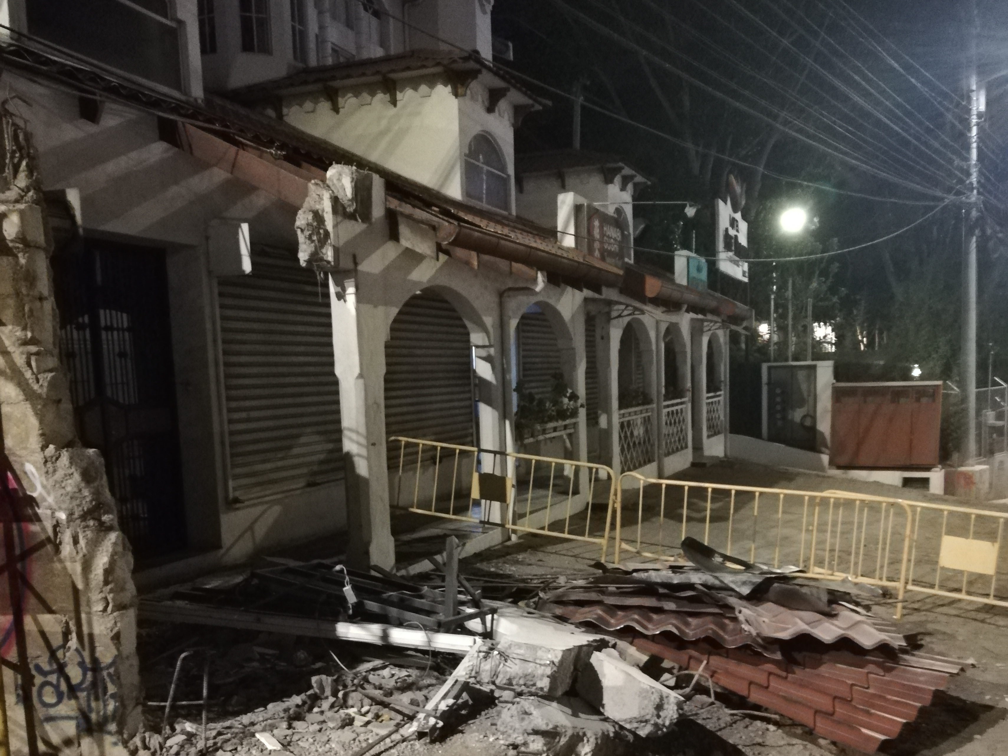 Los dueños del restaurante aseguran que la demolición se hizo de madrugada para evitar la intervención de la policía. Foto: Cortesía.