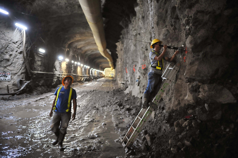 Vista en el 2011 de las obras del Proyecto Hidroeléctrico Diquís que el ICE pretende construir sobre el río Térraba en Buenos Aires de Puntarenas, Wilfrido Fallas y Errol Villanueva (en la escalera), instalaban un medidor de la convergencia de las paredes y en el techo del túnel. /Abelardo Fonseca.