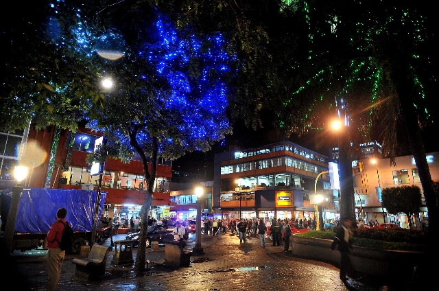 Aunque no celebren la Navidad, los transeúntes de San José, disfrutan de la iluminación propia de la época. | ARCHIVO