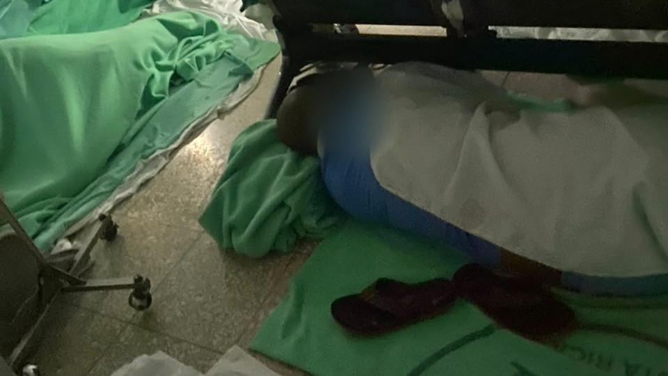 Pacientes del hospital Enrique Baltodano Briceño, en Liberia, denuncian que deben dormir en el piso ante la falta de camas para descansar.