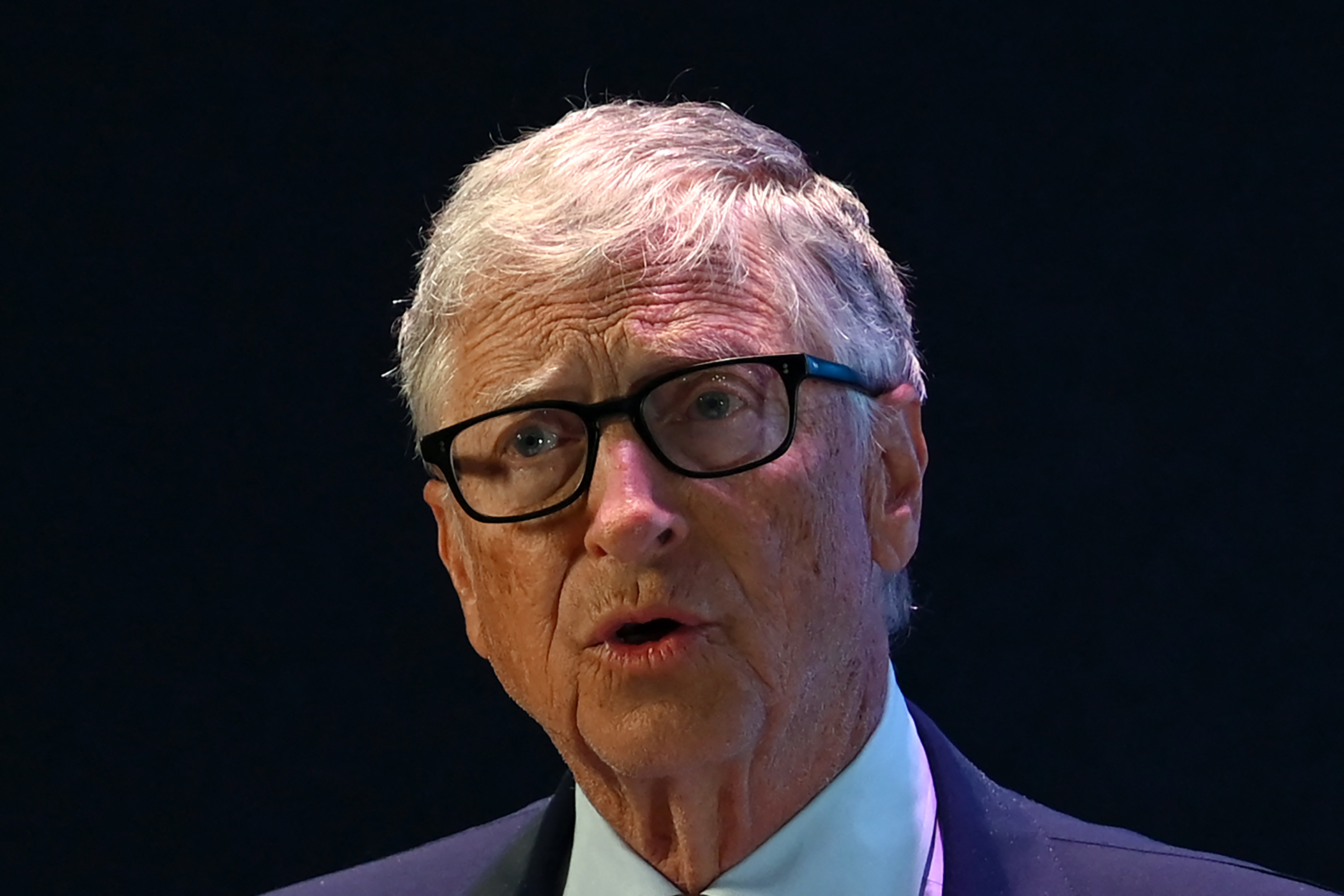 El filántropo estadounidense y cofundador de Microsoft, Bill Gates, habla en un evento en Nueva Delhi el 19 de marzo de 2025. El multimillonario Bill Gates dijo a la AFP el 4 de diciembre de 2025 que es "trágico" que las muertes infantiles aumenten en todo el mundo por primera vez en este siglo porque los países occidentales ricos han recortado la ayuda internacional.