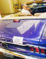 Danny Phillips, estadounidense que invirtió $500.000 con los hermanos Villalobos, está vendiendo todos sus bienes para sobrevivir y regresar a los Estados Unidos. Este automóvil Ford Mustang, modelo 1968, es uno de los bienes a disposición del mejor postor. Sobrevivencia. |
MARIO ROJAS / LA NACIÓN