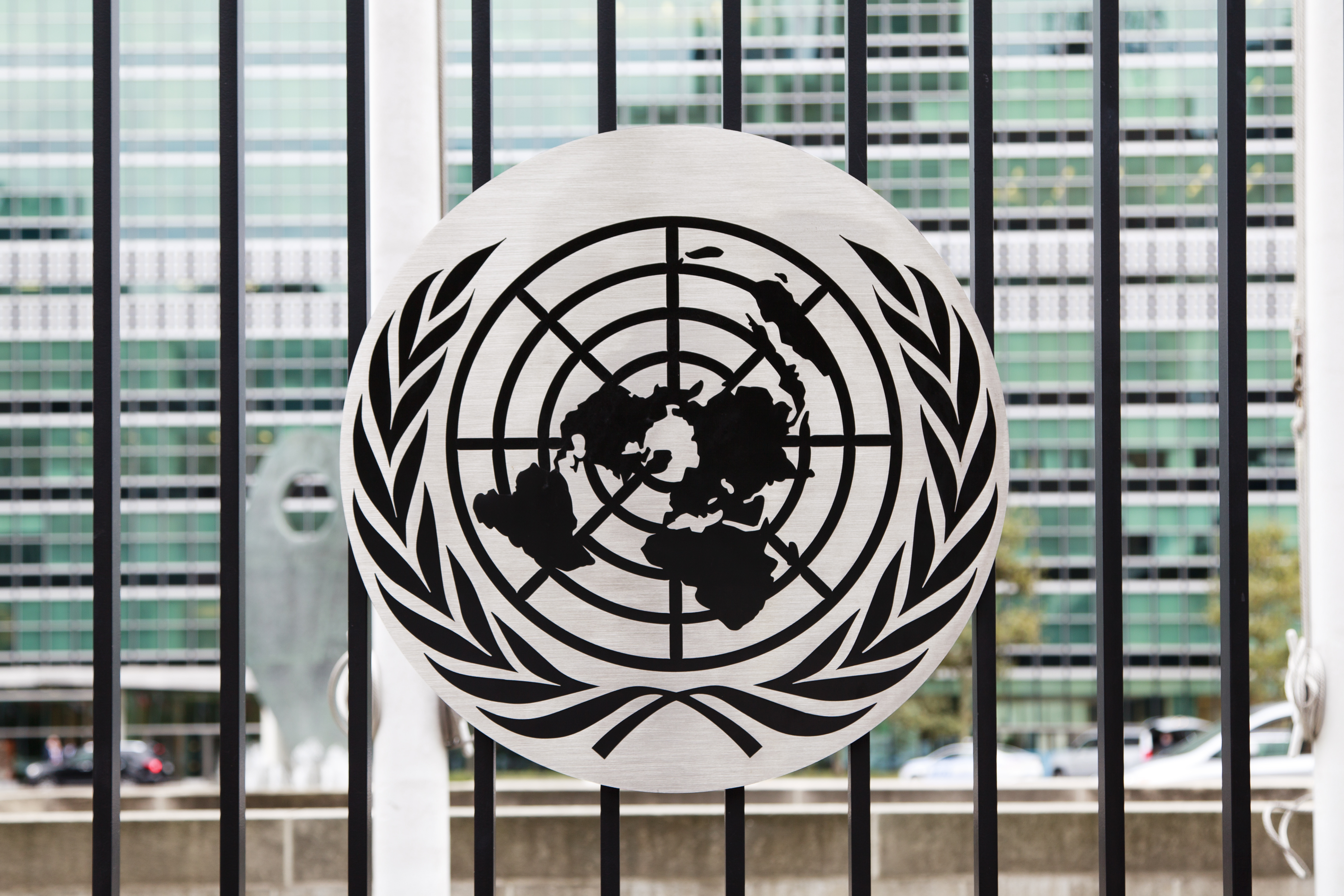 Escudo de las Naciones Unidas en su sede en Nueva York, Estados Unidos. Foto: Shutterstock.
