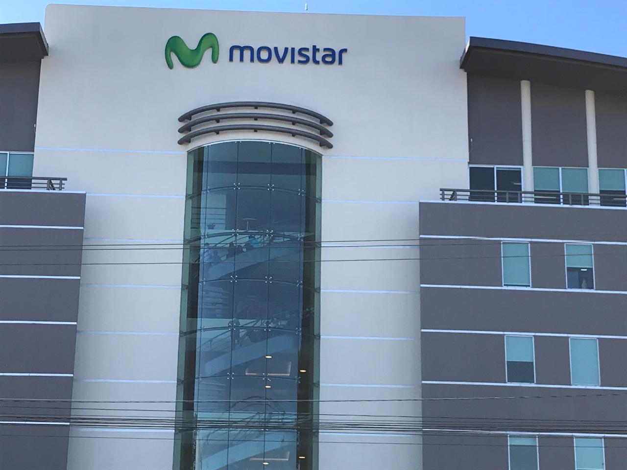 Autoridades allanan el edificio de Movistar desde las 8 a. m. de este martes. Foto: Alonso Tenorio