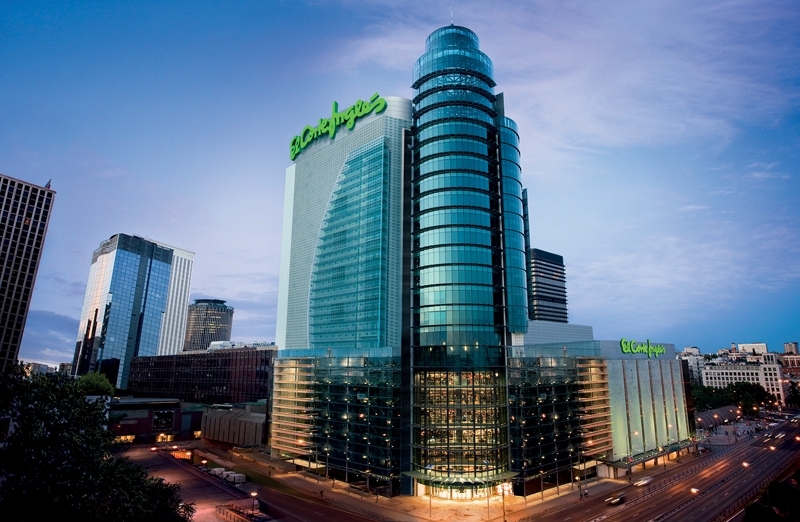 Este es El Corte Inglés del Paseo La Castellana, en Madrid. Sus 103 metros de altura y 27 plantas (cinco subterráneas) alojan tiendas de lujo y oficinas. El grupo posee otros 86 grandes almacenes. | EL CORTE INGLÉS PARA LN