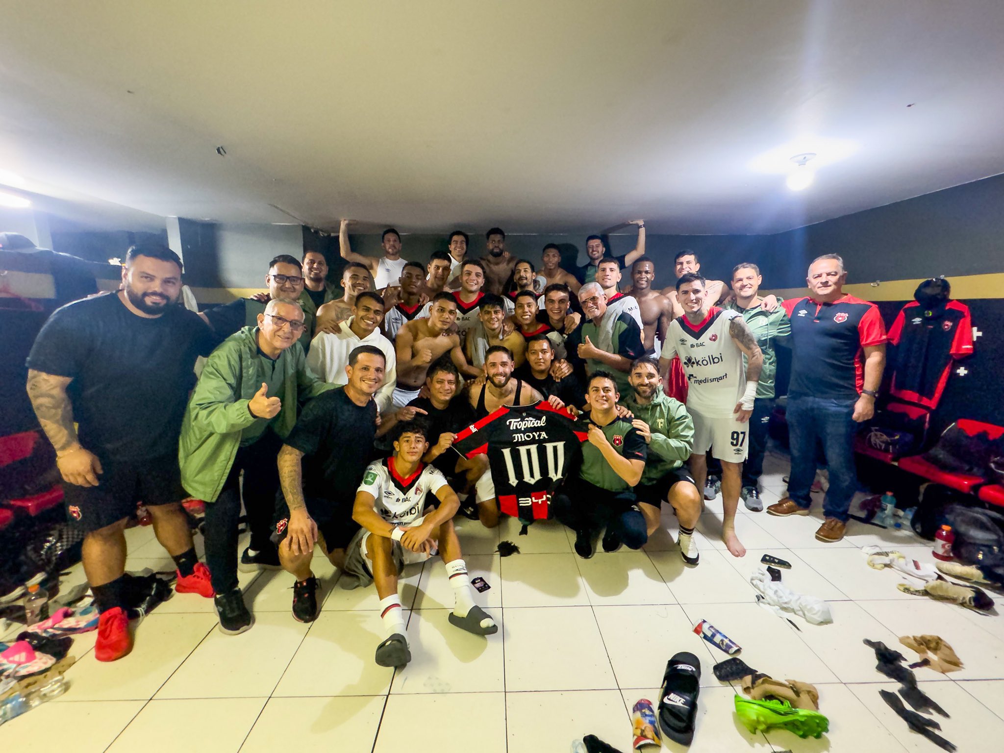 Todos en Liga Deportiva Alajuelense sintieron como propio el gol 100 de Jonathan Moya, al tener un significado tan especial después de un día muy difícil para el delantero.