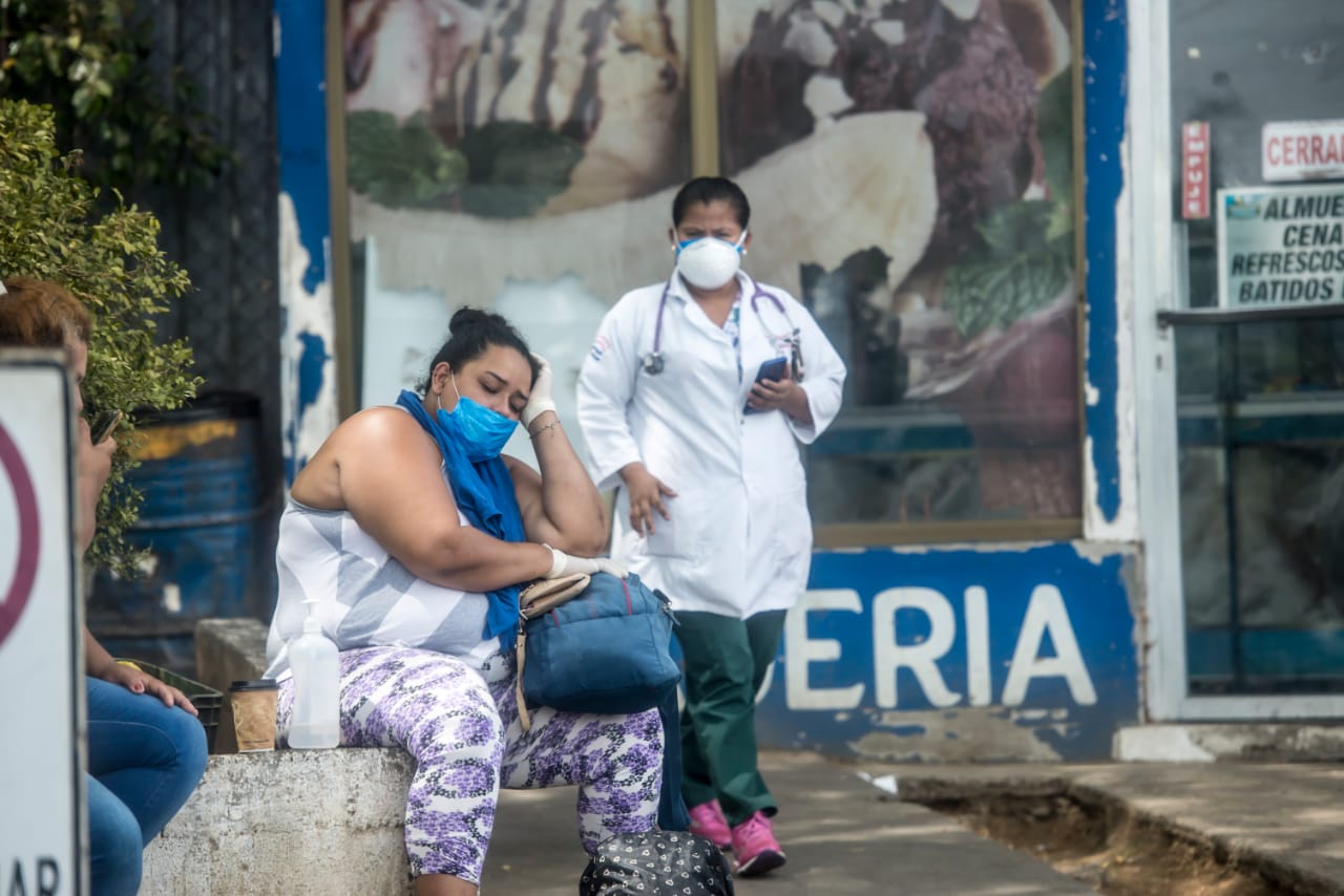06/05/2020. Familiares con pacientes sospechosos y con covid-19 hacen filas para pasar a los suyos, con ayuda del personal médico, alimentos o cosas de uso personal en el portón N° 2 del Hospital Alemán Nicaragüense, al norte de Managua. Foto: Oscar Navarrete/ La Prensa para LN