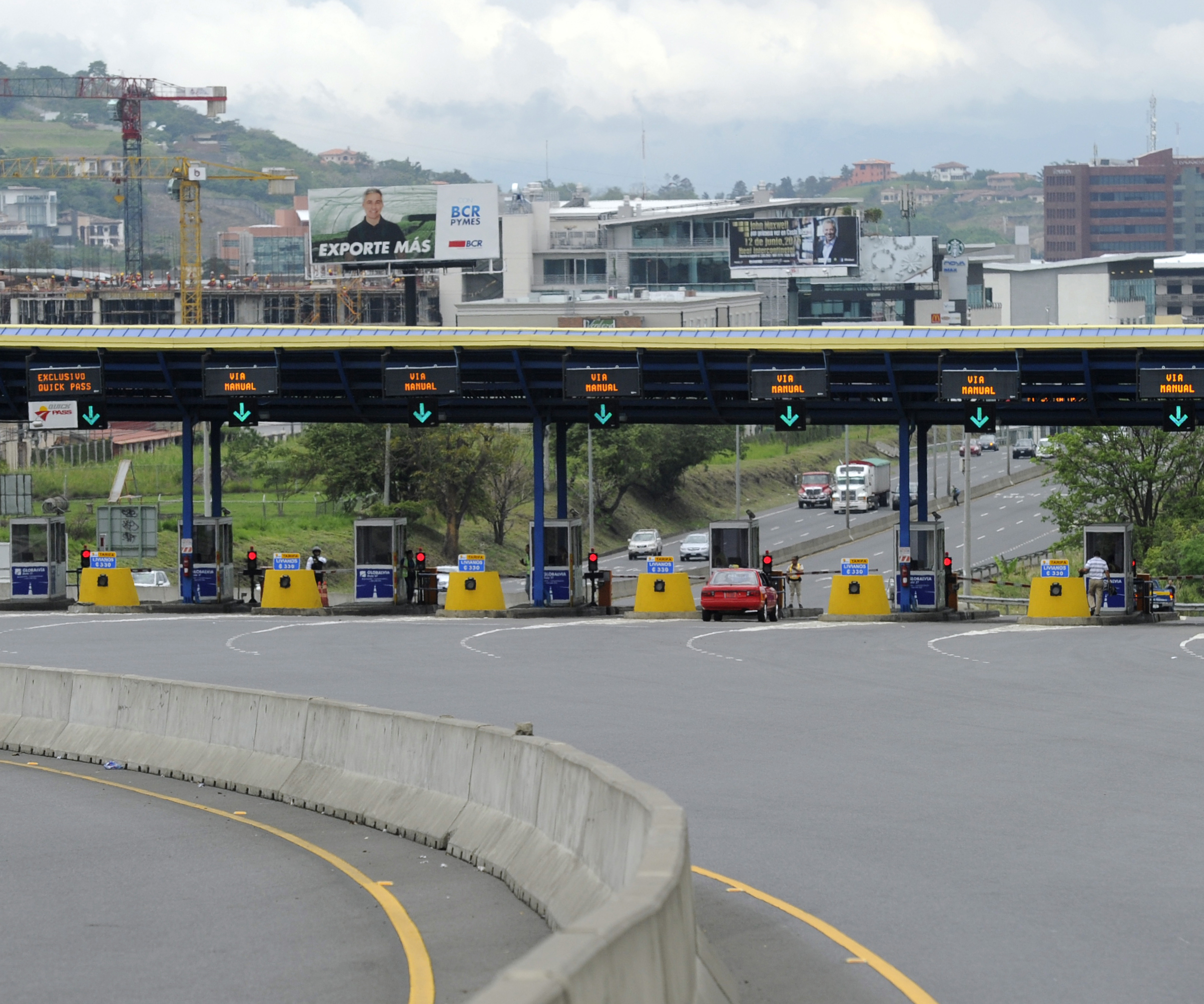 10/06/2015 Un grupo grande de taxistas protestaron hoy desde varios puntos de la ciudad y luego llegaron a la ruta 27 y bloquearon los peajes hasta que los dejaran pasar sin pagar, después se fueros a las oficinas del aresep en Escazú/ Alonso Tenorio