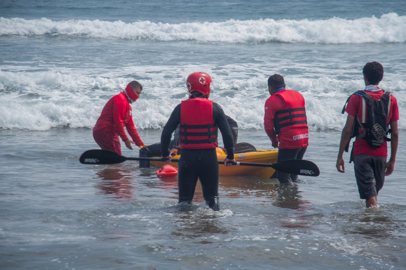 Tres hombres fueron rescatados con vida y una joven de 19 años ya estaba fallecida. Foto: Cruz Roja