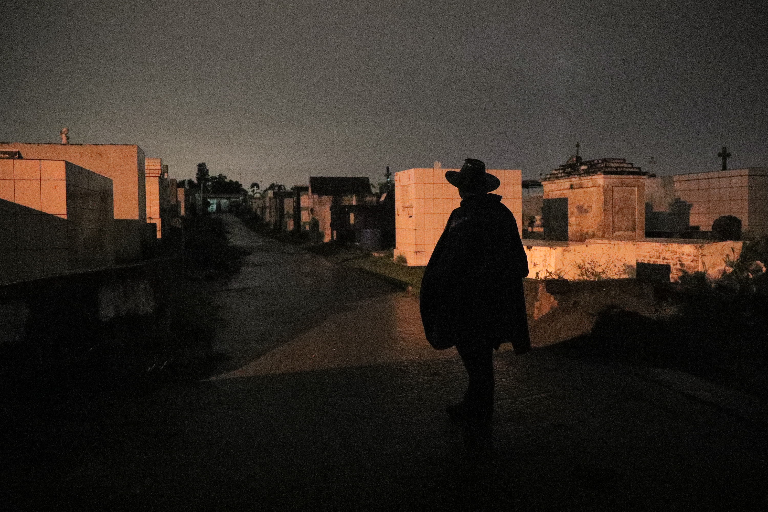 MATERIAL REVISTA DOMINICAL. 17/10/2018. San Jose. Recorrido por el cementerio Obrero con el grupo de facebook "Tiquicia entre Tumbas" mientras realizan una de sus visitas para grabar actividad paranormal. Foto Jeffrey Zamora