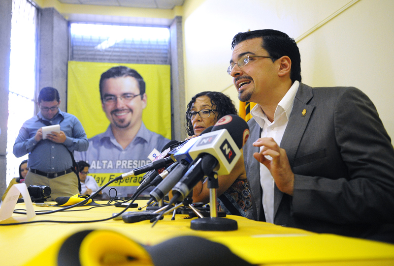A las 9 . m., en San José, el candidato presidencial del Frente Amplio, José María Villalta, le exigió dejar la postulación.