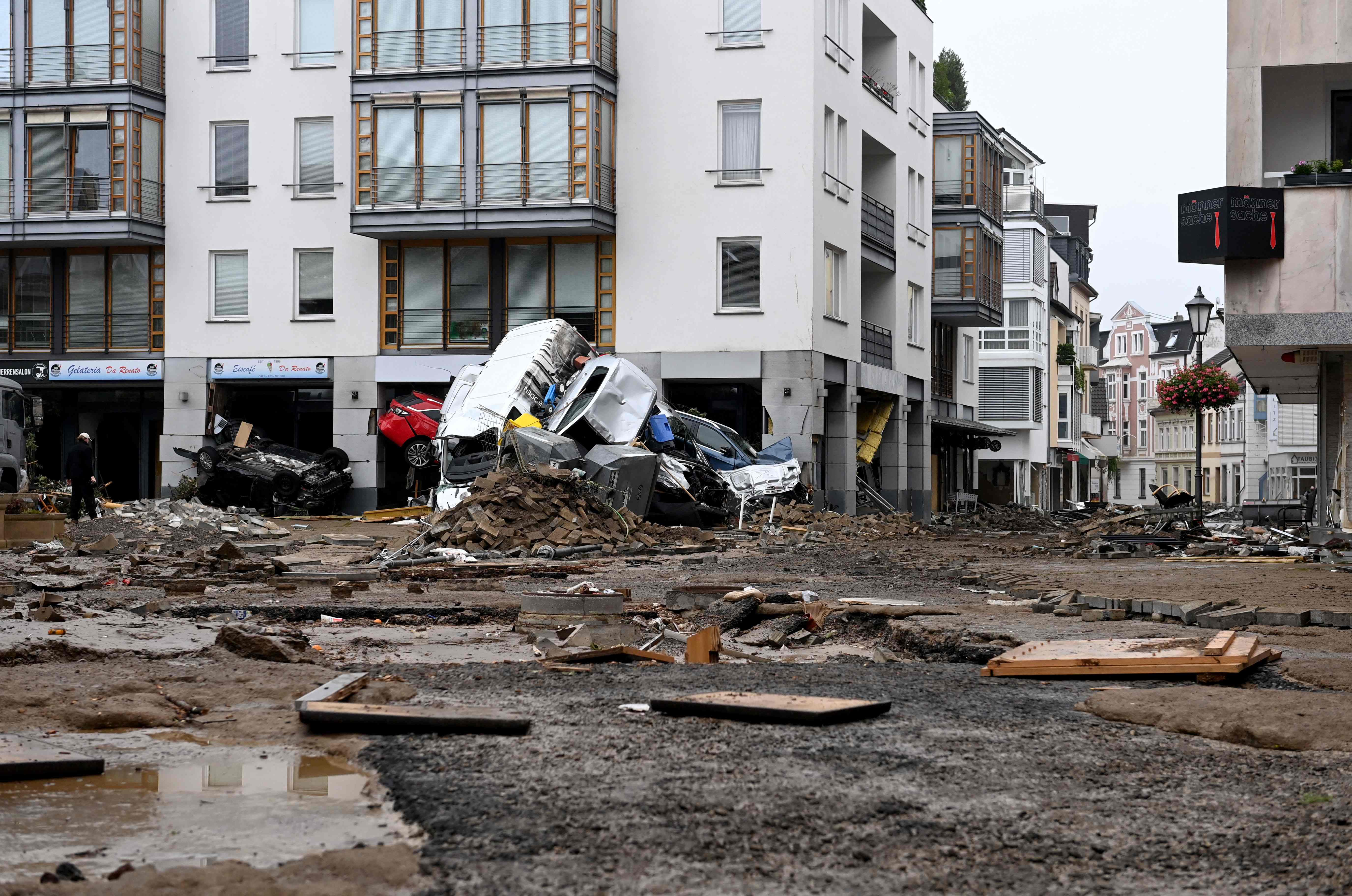 Cars and rubble are piled up in a street devastated by the torrents after the floods caused major damage in Bad Neuenahr-Ahrweiler, western Germany, on July 16, 2021. - The death toll from devastating floods in Europe soared to at least 118 on July 16, with at least 103 dead in Germany. (Photo by CHRISTOF STACHE / AFP)