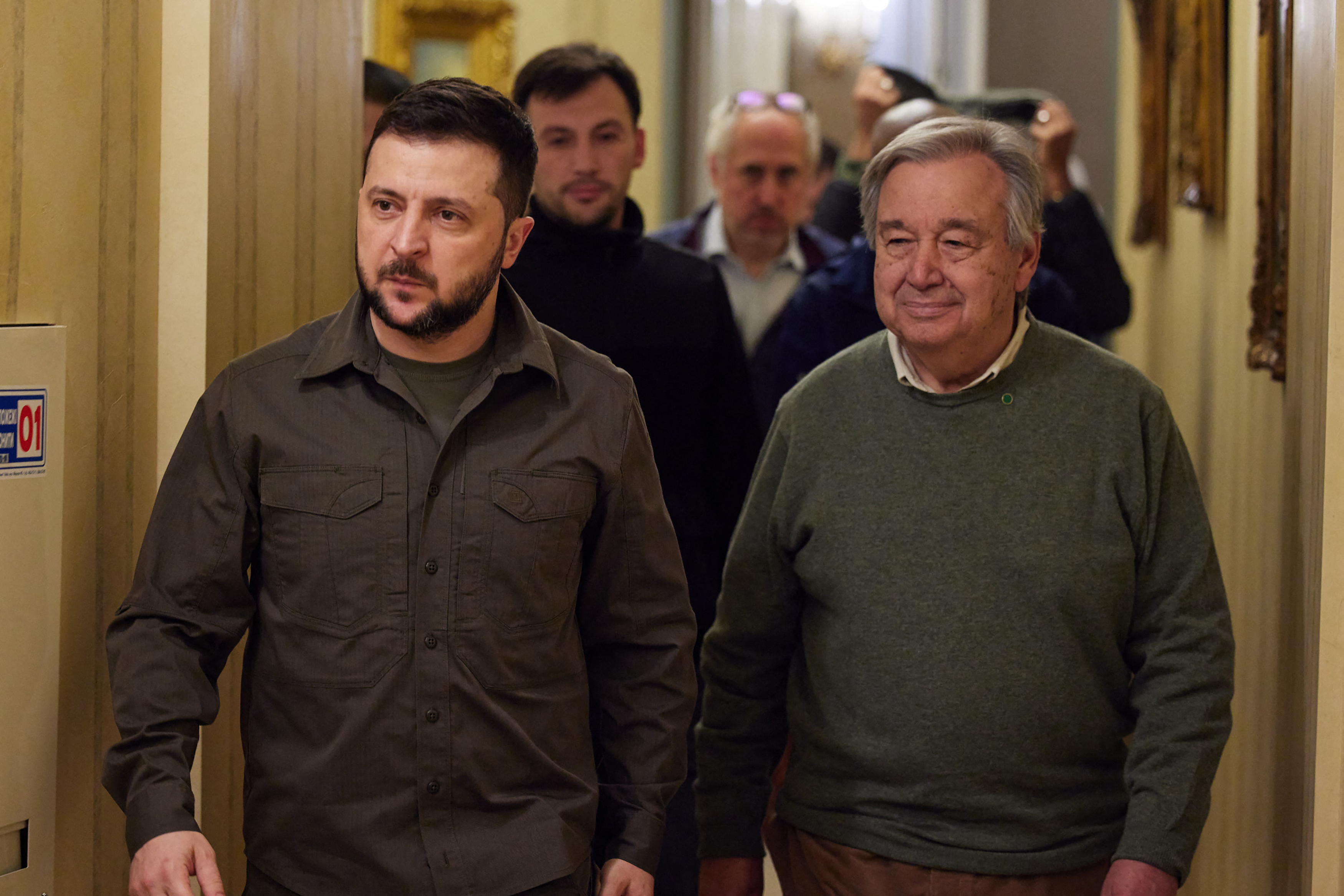 This handout photograph released by the Ukrainian Presidential Press Service shows Ukrainian President Volodymyr Zelensky (L) walking with UN Secretary-General Antonio Guterres (R) during their meeting in Kyiv, on April 28, 2022. - Russia confirmed that it carried out strikes on Kyiv, as UN Secretary General Antonio Guterres visited the Ukrainian capital on April 28, 2022. Guterres and his team are unhurt. Ukrainian President Volodymyr Zelensky says the strikes are part of Russian leaders' attempts to humiliate the United Nations. (Photo by UKRAINIAN PRESIDENTIAL PRESS SERVICE / AFP) / RESTRICTED TO EDITORIAL USE - MANDATORY CREDIT "AFP PHOTO / UKRAINIAN PRESIDENTIAL PRESS SERVICE NO MARKETING NO ADVERTISING CAMPAIGNS - DISTRIBUTED AS A SERVICE TO CLIENTS