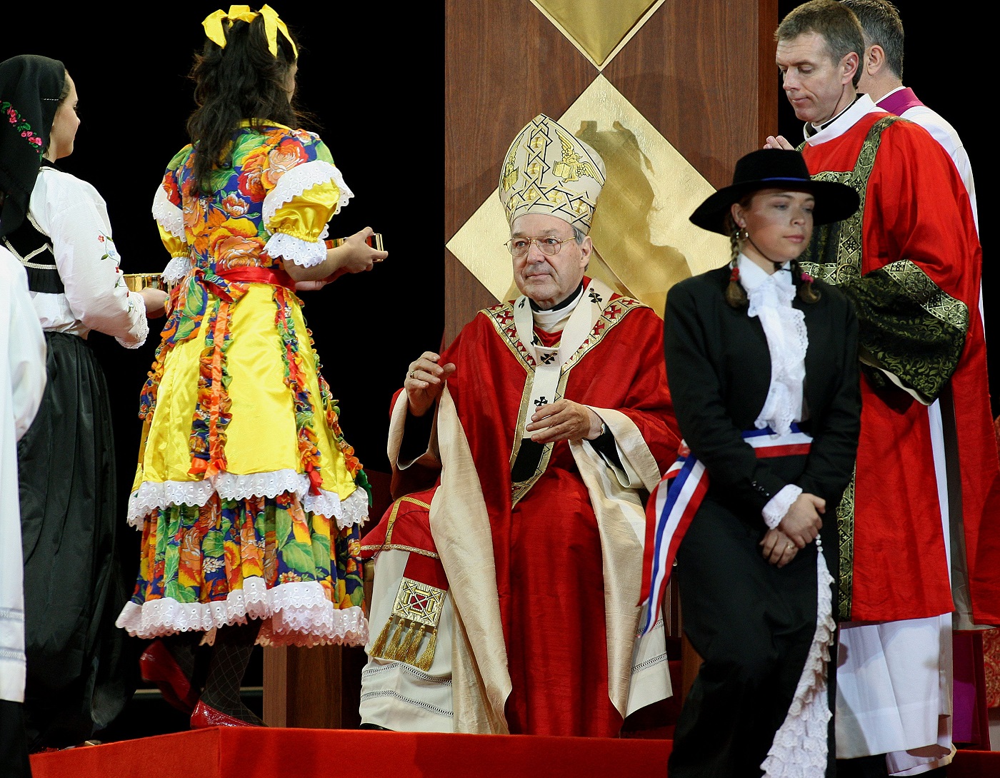El cardenal George Pell presidió una misa con motivo del Día Mundial de la Juventud, el 15 de julio del 2008, en la zona portuaria de Sidney, Australia.