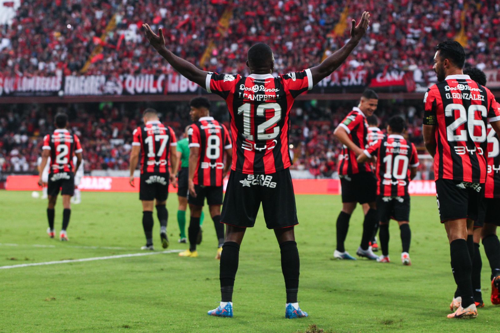 Joel Campbell en el clásico nacional.