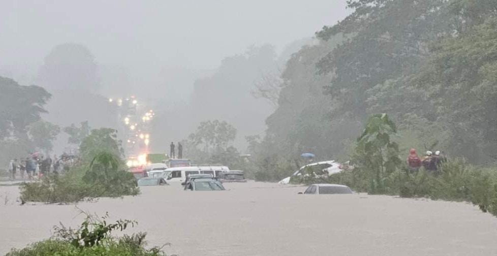 Fuertes lluvias y crecida de río Naranjito