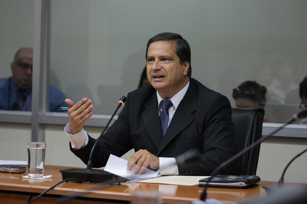 Roberto Jiménez es el director de Planificación Ambiental del ICE, con permiso sin goce de salario desde junio del 2014. Los diputados lo entrevistaron como aspirante a regulador general.