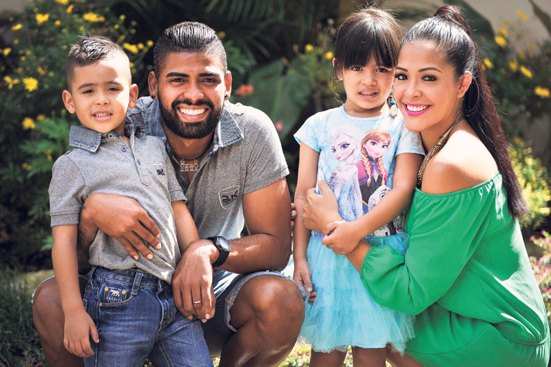 El futbolista Gabriel Gómez posó para La Nación con su esposa, Ingrid de Gómez, y sus hijos, Gabriel Andrés e Isabella. | RAFAEL MURILLO