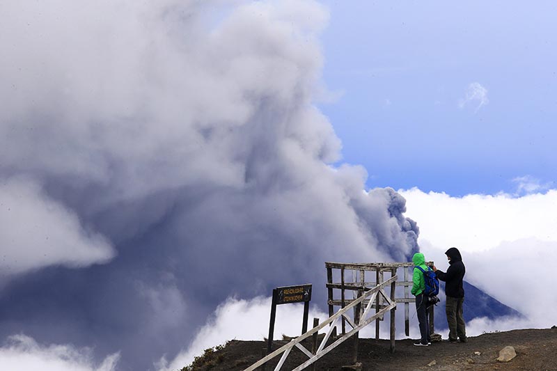 Vista de una de las erupciones del Turrialba desde el volcán Irazú. Rafael Pacheco
