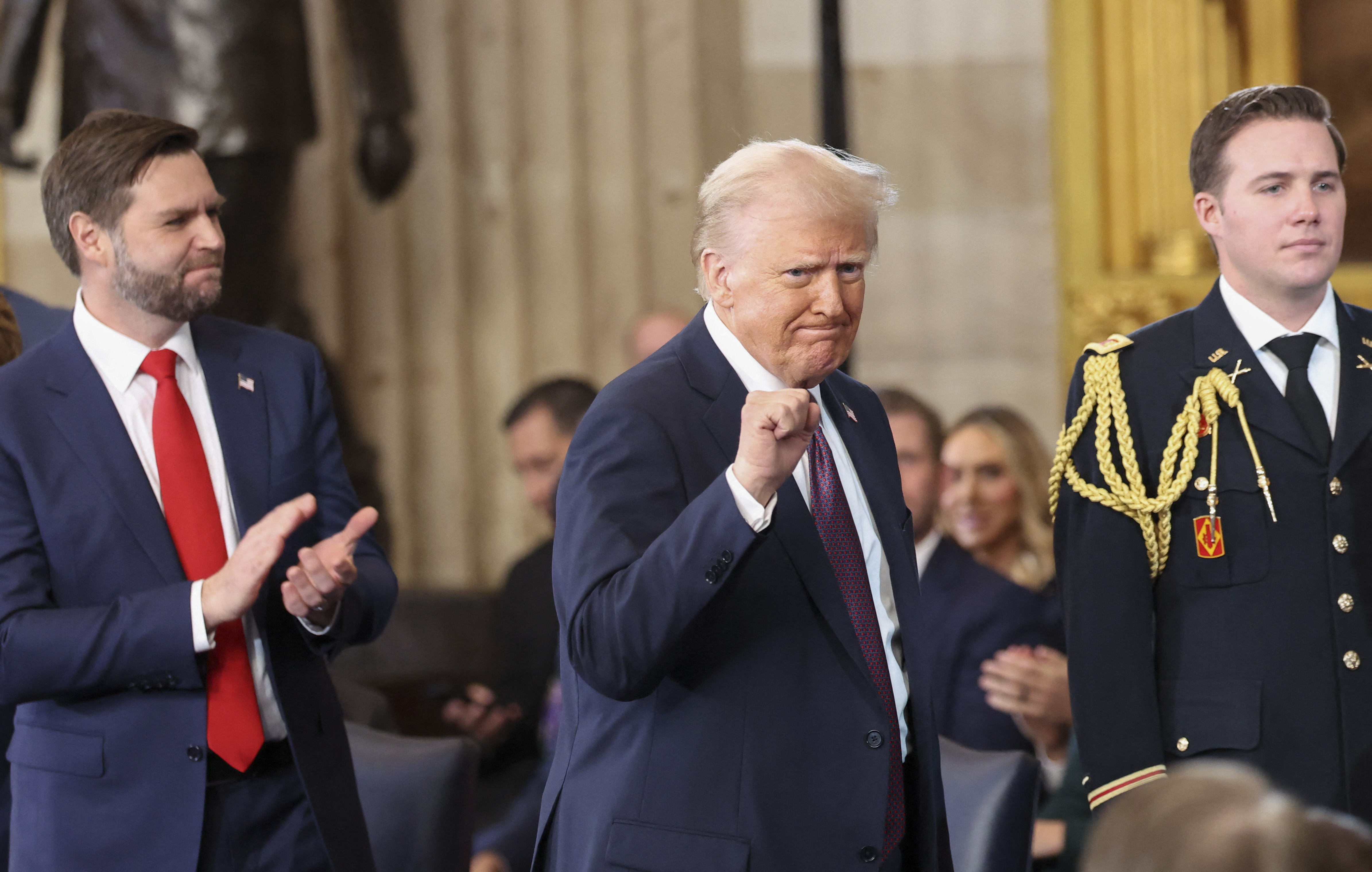 Donald Trump juramenta como el 47.º presidente de los Estados Unidos en la Rotonda del Capitolio, acompañado por el vicepresidente J.D. Vance, quien lo aplaude durante la ceremonia en Washington, DC, el 20 de enero de 2025.