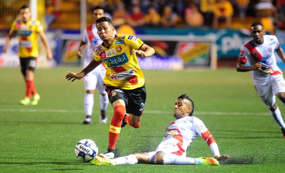 Gerson Torres se ganó un puesto en el Herediano y el cariño de la afición con su buen juego, como el que mostró ante Santos. | GRACIELA SOLÍS