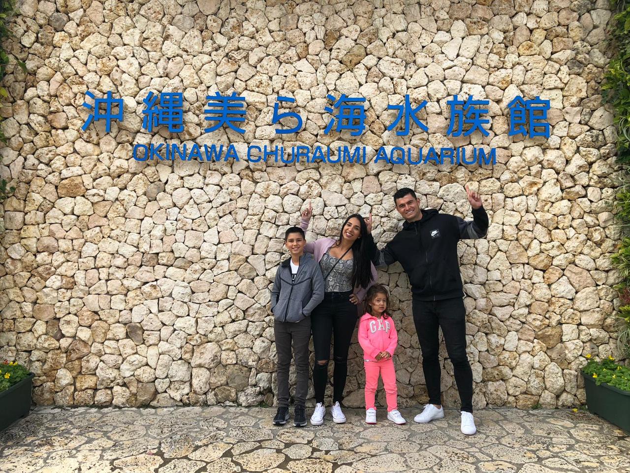 Danny Carvajal junto a su esposa Marcela y sus hijos Sofía y Samuel en el acuario de Okinawa. Fotografía: Cortesía