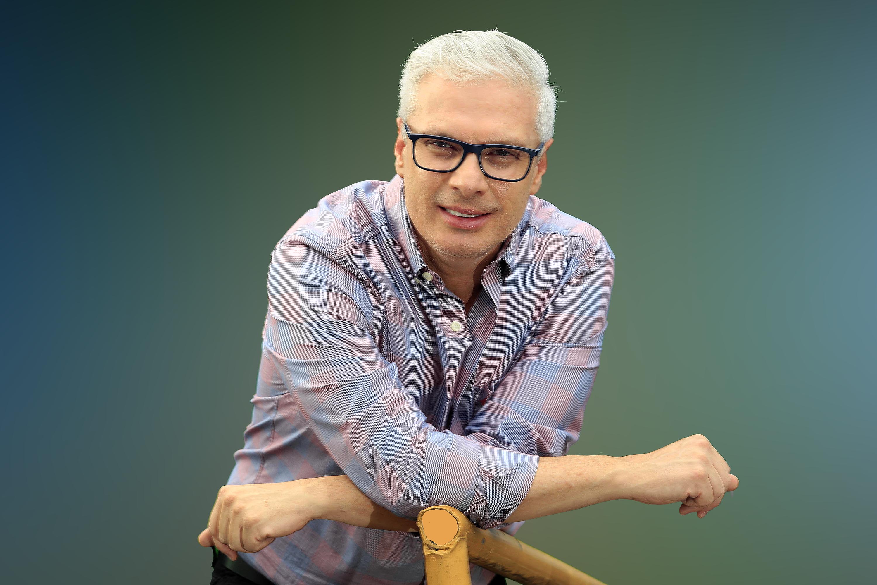 11/11/2021 La Uruca. Norval Calvo, periodista, humorista, productor y director del programa Pelando el Ojo, que cumple 20 años de mantenerse en la preferencia de los radioescuchas vespertinos.